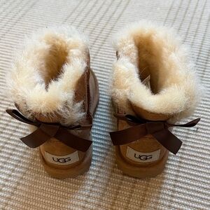 NEVER WORN UGG Chestnut/Tan Sheepskin Cuff Mini Booties with Back Bow